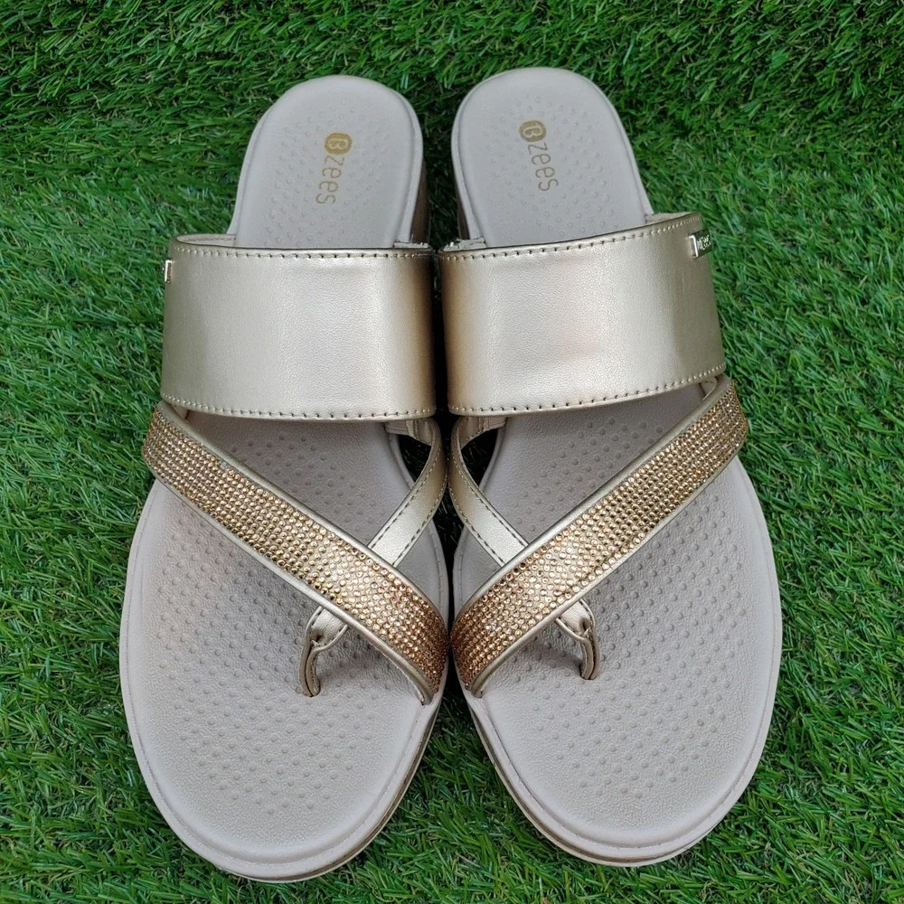 Bzees Bora Bright 10 WIDE Women's Rhinestone Wedge Slide Sandal Gold Sparkle